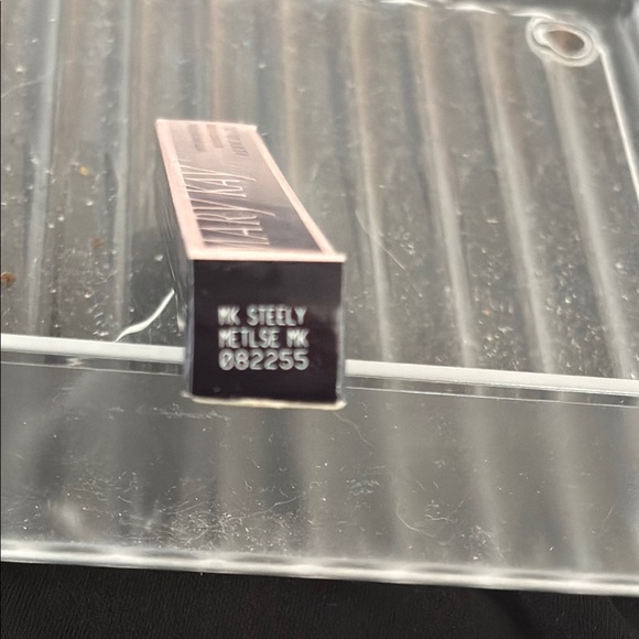 Mary Kay Steely (matte) Waterproof Eyeliner - Picture 5 of 7